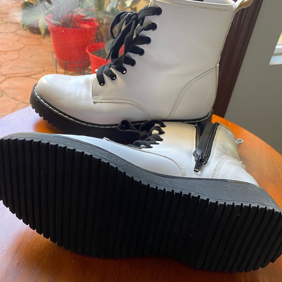 ♥️ MADDEN GIRL by STEVE MADDEN WHITE BOOTS ♥️ - Picture 2 of 9